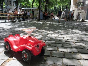 Bobbycar auf der Elbestraße